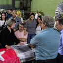 La presidenta del Partido de los Trabajadores (PT), Gleisi Hoffmann (C), rinde sus últimos respetos al líder del PT en Foz do Iguacu Marcelo Arruda, durante su velorio en Foz do Iguacu, estado de Paraná, Brasil, el 10 de julio de 2022.