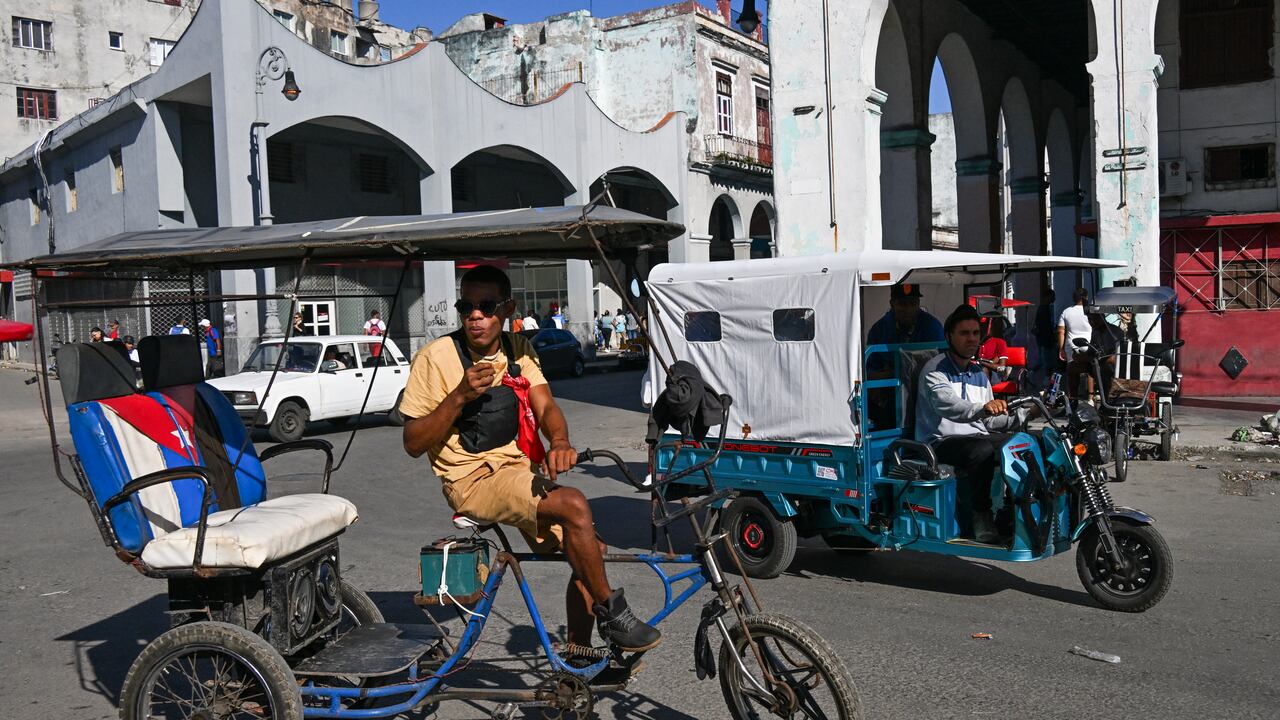 A punta de conducir triciclo sobreviven en Cuba
