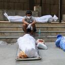 NUEVA DELHI, INDIA - 28/04/2021: (NOTA DEL EDITOR: La imagen representa la muerte)
Un hombre con una mascarilla se sienta junto a los cuerpos de los que murieron por el virus coronavirus Covid-19 para ser incinerados en un crematorio.
India enfrenta el número de casos de Covid-19 de más rápido crecimiento en el mundo con 360,927 nuevas infecciones confirmadas, el recuento de días más alto en el país y más de 3,293 muertes en el mes de abril de 2021 (Foto de Naveen Sharma / SOPA Images / LightRocket vía Getty). Imágenes)