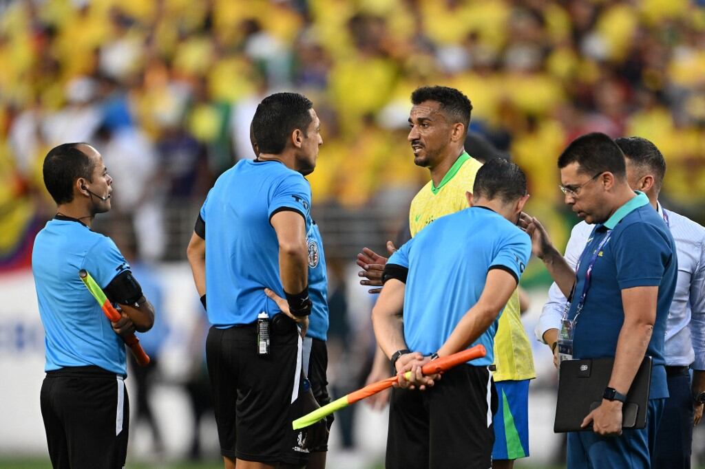 El defensor brasileño # 02 Danilo (C) conversa con el árbitro venezolano Jesús Valenzuela (2do Izquierda) al final del partido de fútbol del grupo D del torneo Copa América Conmebol 2024 entre Brasil y Colombia en el Levi's Stadium en Santa Clara, California, el 2 de julio de 2024. (Foto de Patrick T. Fallon / AFP)
