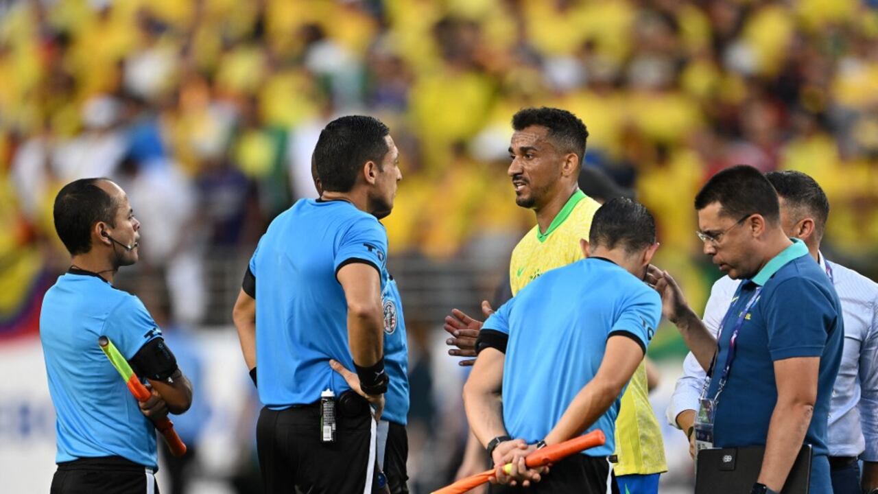 El defensor brasileño # 02 Danilo (C) conversa con el árbitro venezolano Jesús Valenzuela (2do Izquierda) al final del partido de fútbol del grupo D del torneo Copa América Conmebol 2024 entre Brasil y Colombia en el Levi's Stadium en Santa Clara, California, el 2 de julio de 2024. (Foto de Patrick T. Fallon / AFP)