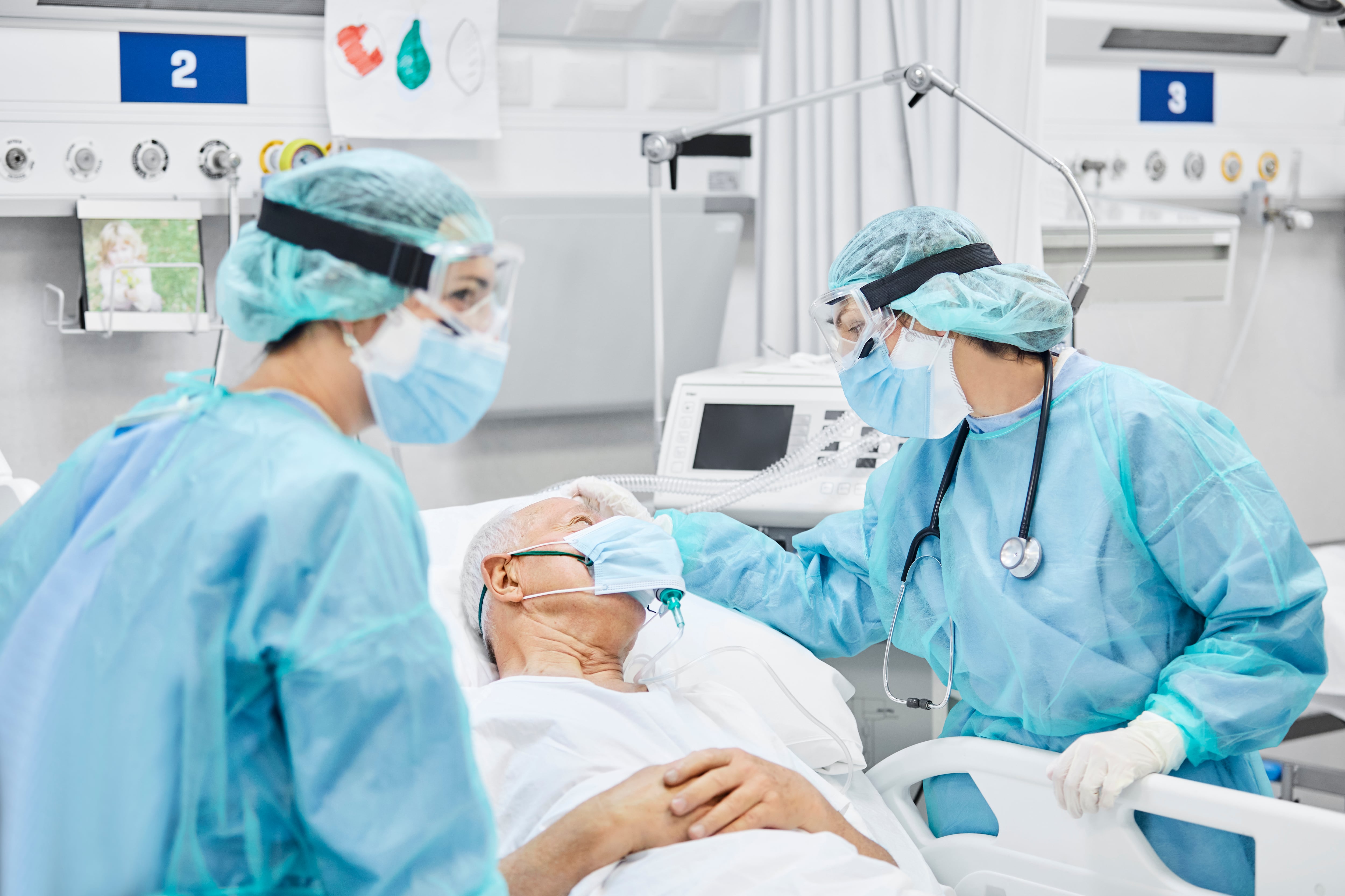 Personal médico monitorea a pacientes en áreas especializadas donde se brinda atención intensiva e intermedia, claves para estabilizar y recuperar la salud en momentos críticos.