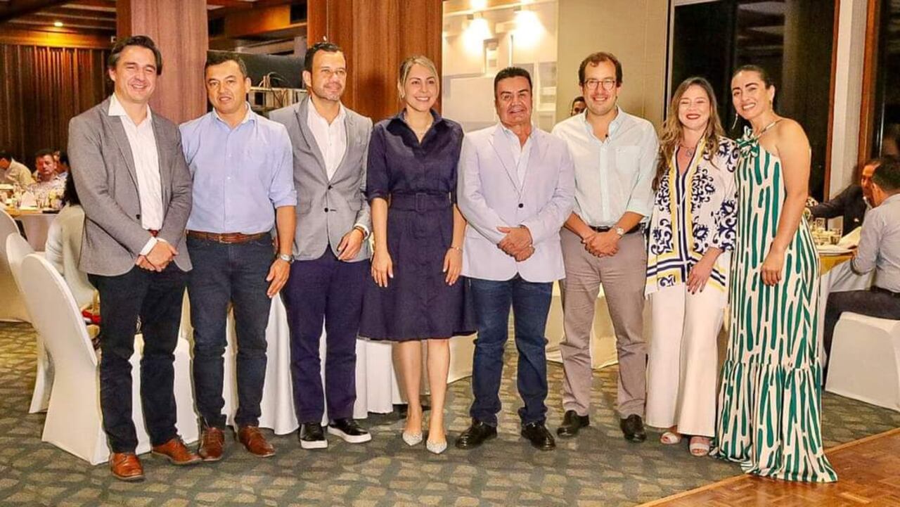 El gobernador se reunió con varios empresarios.