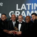 Juan Antonio Cuéllar y músicos del Grupo Niche, en la pasada gala de los Latin Grammy.