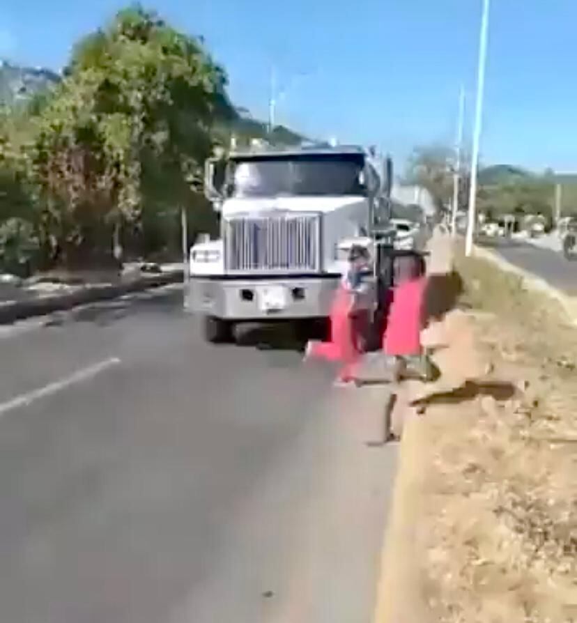 Los niños salen de la vía justo frente al camión