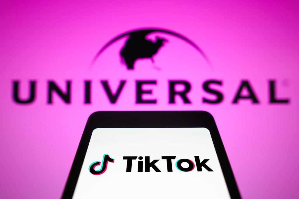 Se intensifica el conflicto entre TikTok y Universal Music Group mientras luchan por resolver diferencias sobre derechos de autor y el uso de la inteligencia artificial en la plataforma de redes sociales.