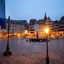 La plaza Roemerberg está vacía en Frankfurt, Alemania, la madrugada del martes 9 de marzo de 2021. Una bandera alemana y una europea están fijadas en el ayuntamiento de la izquierda. (Foto AP / Michael Probst)