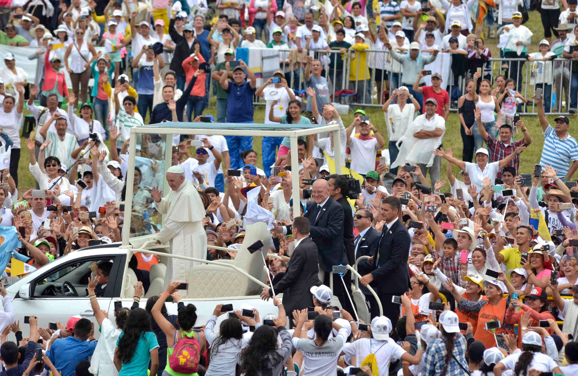 Papa Francisco acercándose a Catama. Foto: Esteban Vega// SEMANA. 
