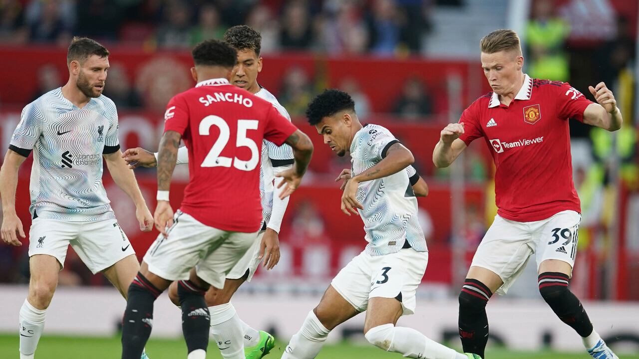 Luis Díaz de Liverpool avanza con el balón durante el partido contra Liverpool en la Liga Premier.