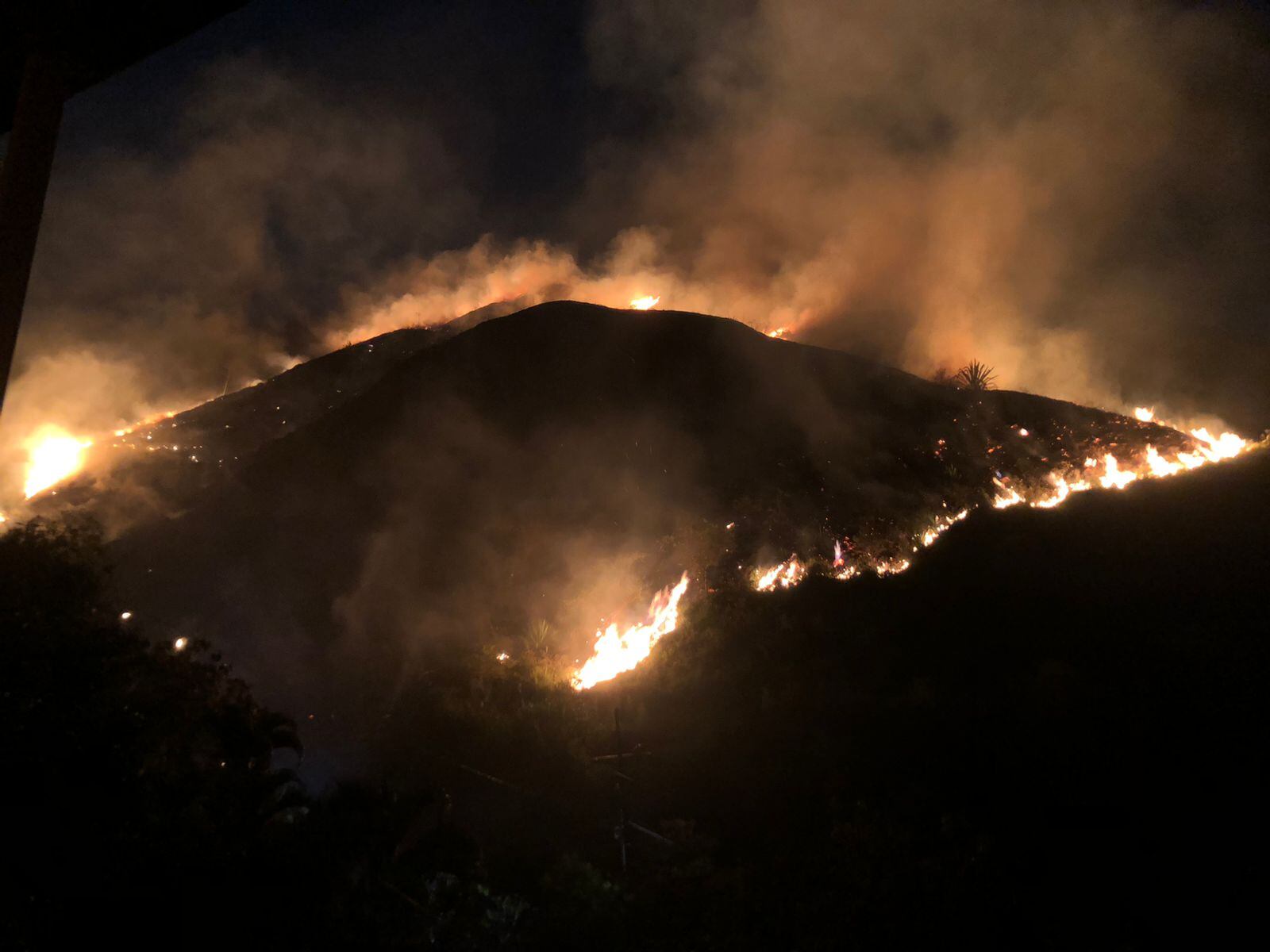 El incendio del pasado lunes, que se inició por la quema de un vehículo, afectó entre 15 y 20 hectáreas de cobertura vegetal. La Bandera, Cristo Rey y Tres Cruces son los cerros que presentan mayor riesgo.