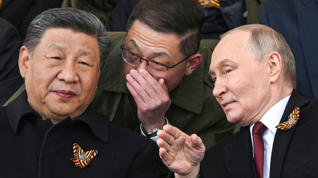 El presidente ruso, Vladímir Putin (derecha), y el presidente chino, Xi Jinping (izquierda), conversan mientras observan el desfile militar del Día de la Victoria en Moscú, Rusia, el 9 de mayo de 2025