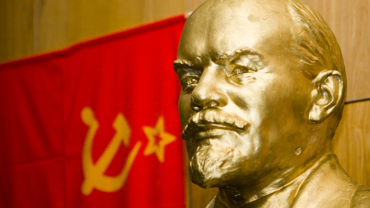 Hombre borracho intentó violentar la tumba de Lenin