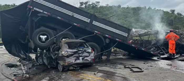 De esta forma terminó el ómnibus al chocar con un remolque.