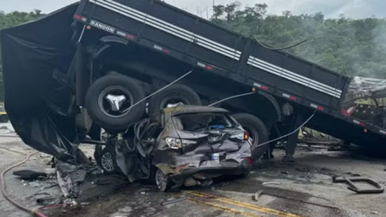 De esta forma terminó el ómnibus al chocar con un remolque.