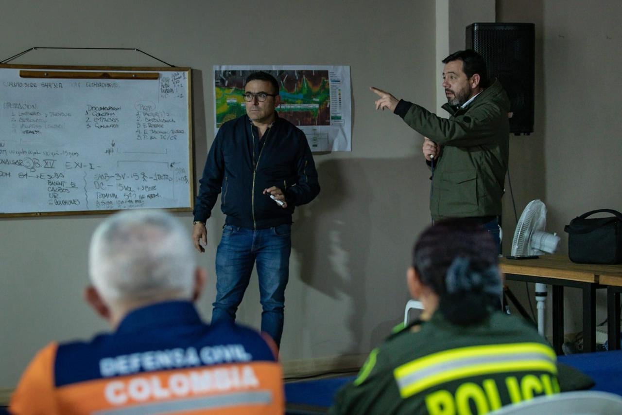 Alcalde Carlos Fernando Galán en el PMU junto con el director del Idiger