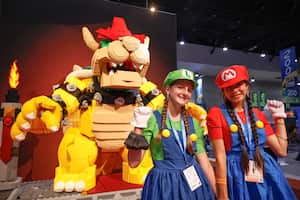 Rylee Stubberfield y Reese Bartolome de San Marcos, CA posan con LEGO® Super Mario™ The Mighty Bowser™ tamaño king en exhibición en San Diego Comic-Con International el miércoles 20 de julio de 2022 en San Diego . Foto Christy Radecic/AP
