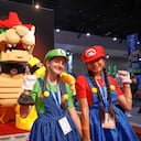 Rylee Stubberfield y Reese Bartolome de San Marcos, CA posan con LEGO® Super Mario™ The Mighty Bowser™ tamaño king en exhibición en San Diego Comic-Con International el miércoles 20 de julio de 2022 en San Diego . Foto Christy Radecic/AP