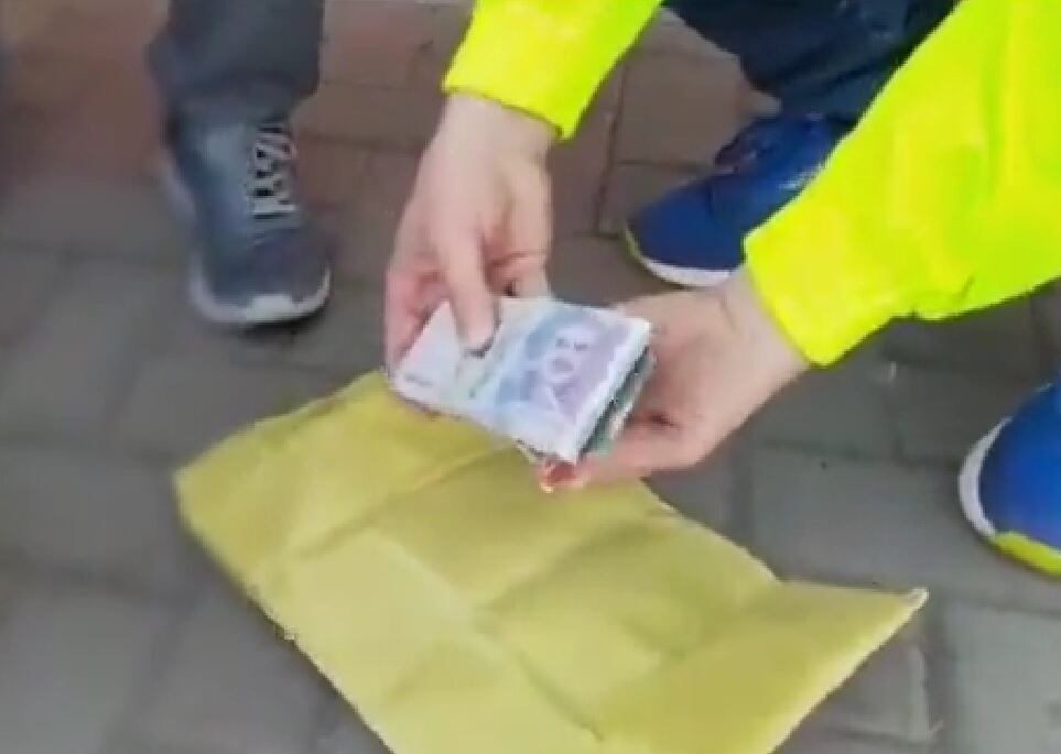 Sobrino extorsionaba a su propia tía en el Valle; fue capturado en flagrancia junto a su cómplice.