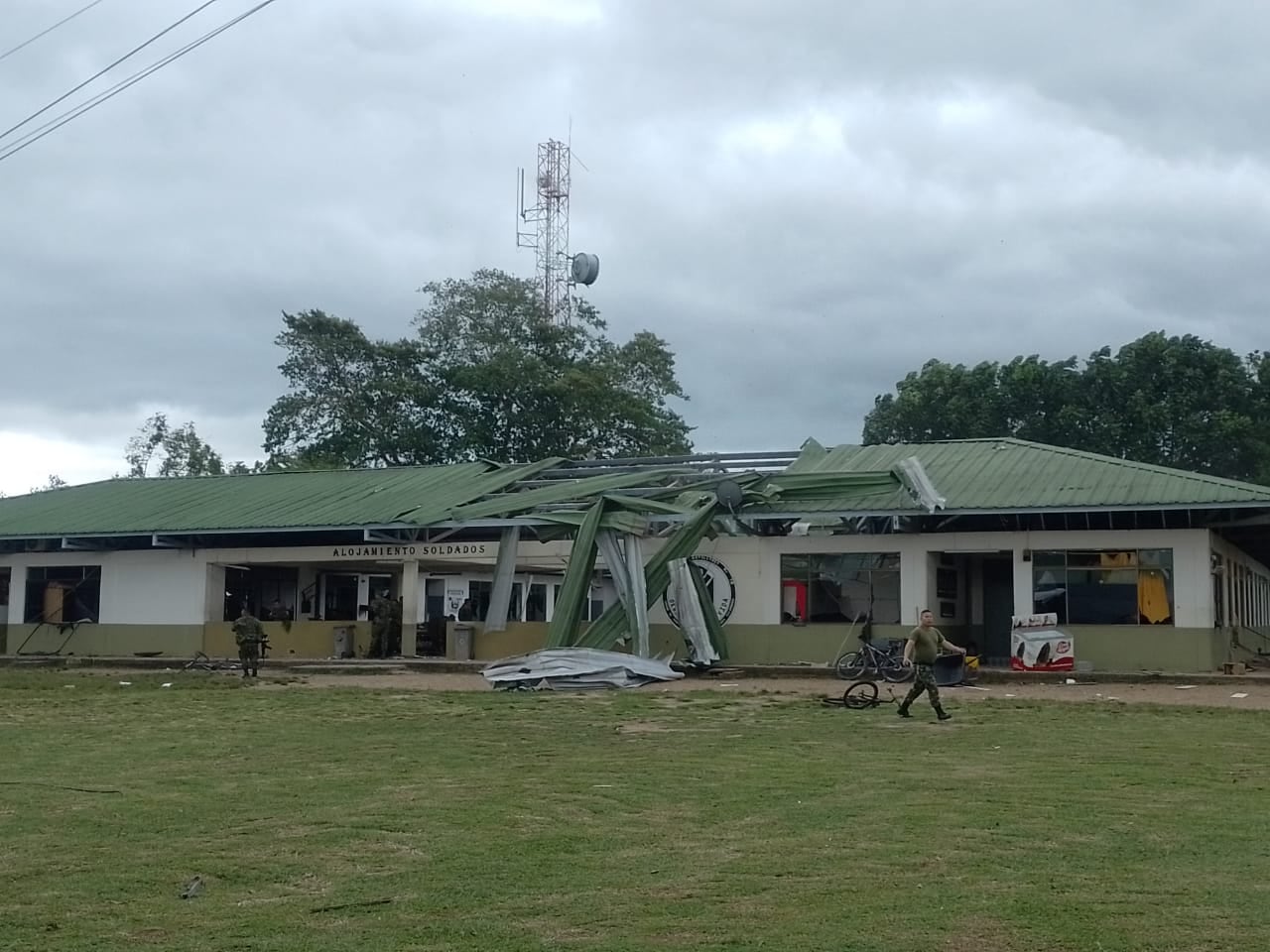 Al menos 13 uniformados resultaron heridos tras la explosión.