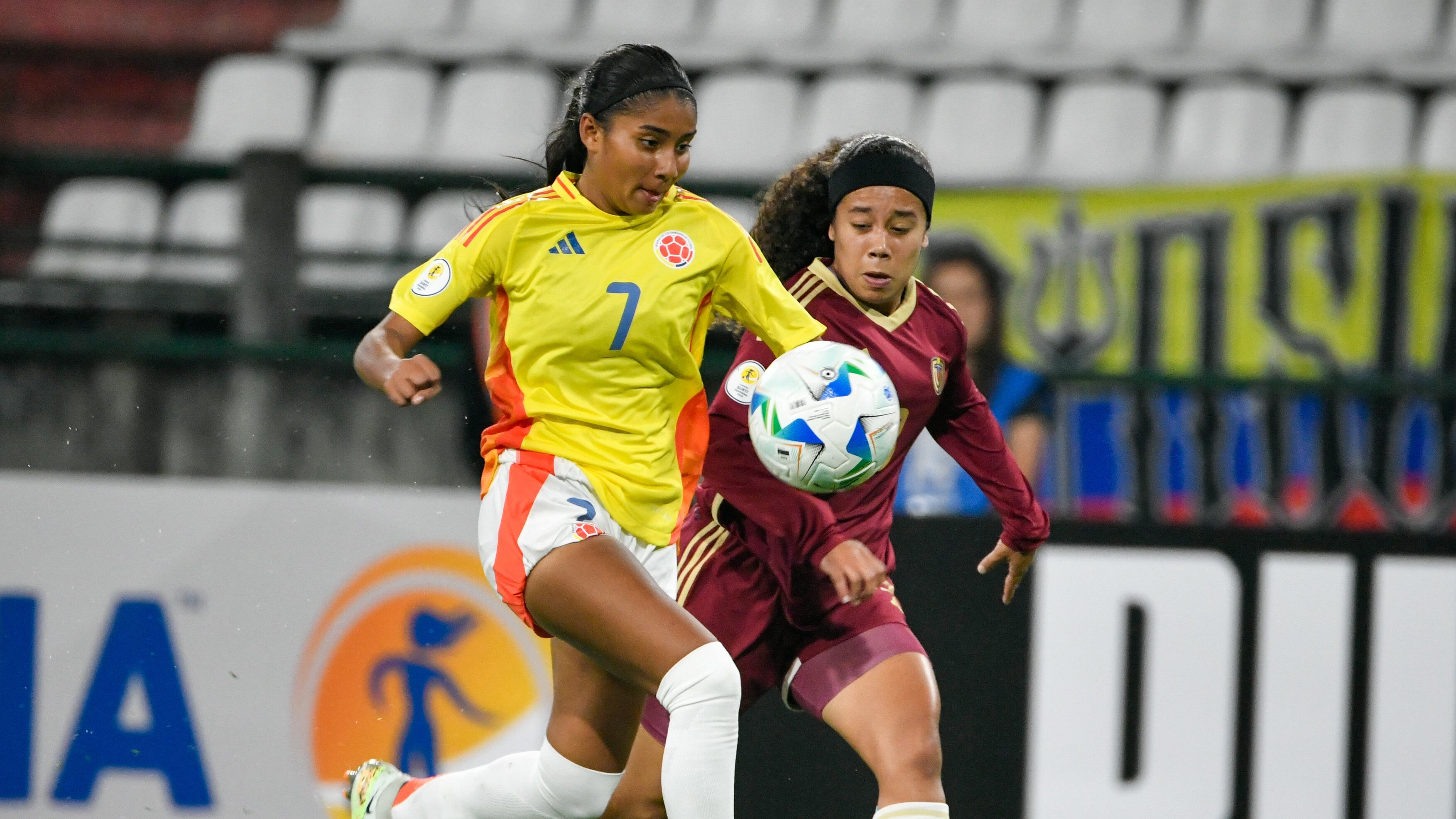 María Alejandra Baldovino disputa un balón en el partido contra Venezuela.