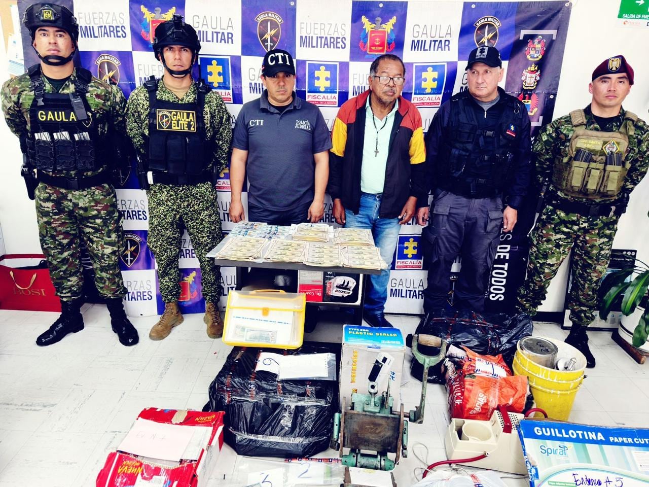 Capturados en el sur de Bogotá en medio de un operativo contra el tráfico de divisas.