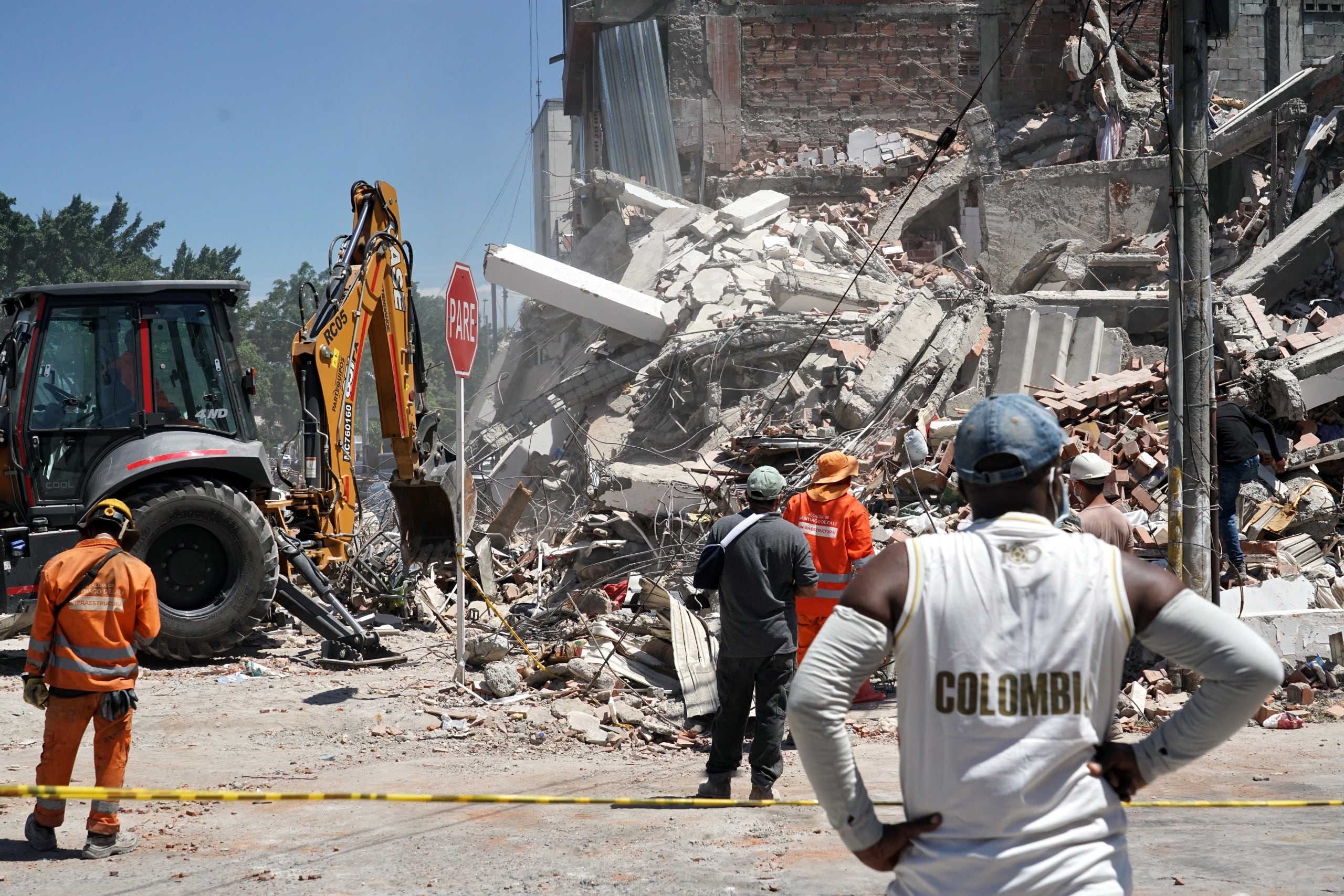 Siguen las labores de rescate y limpieza de escombros en Cali, luego del terremoto del lunes.