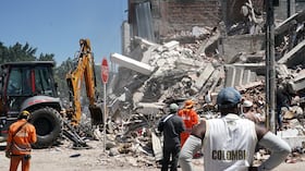 Siguen las labores de rescate y limpieza de escombros en Cali, luego del terremoto del lunes.