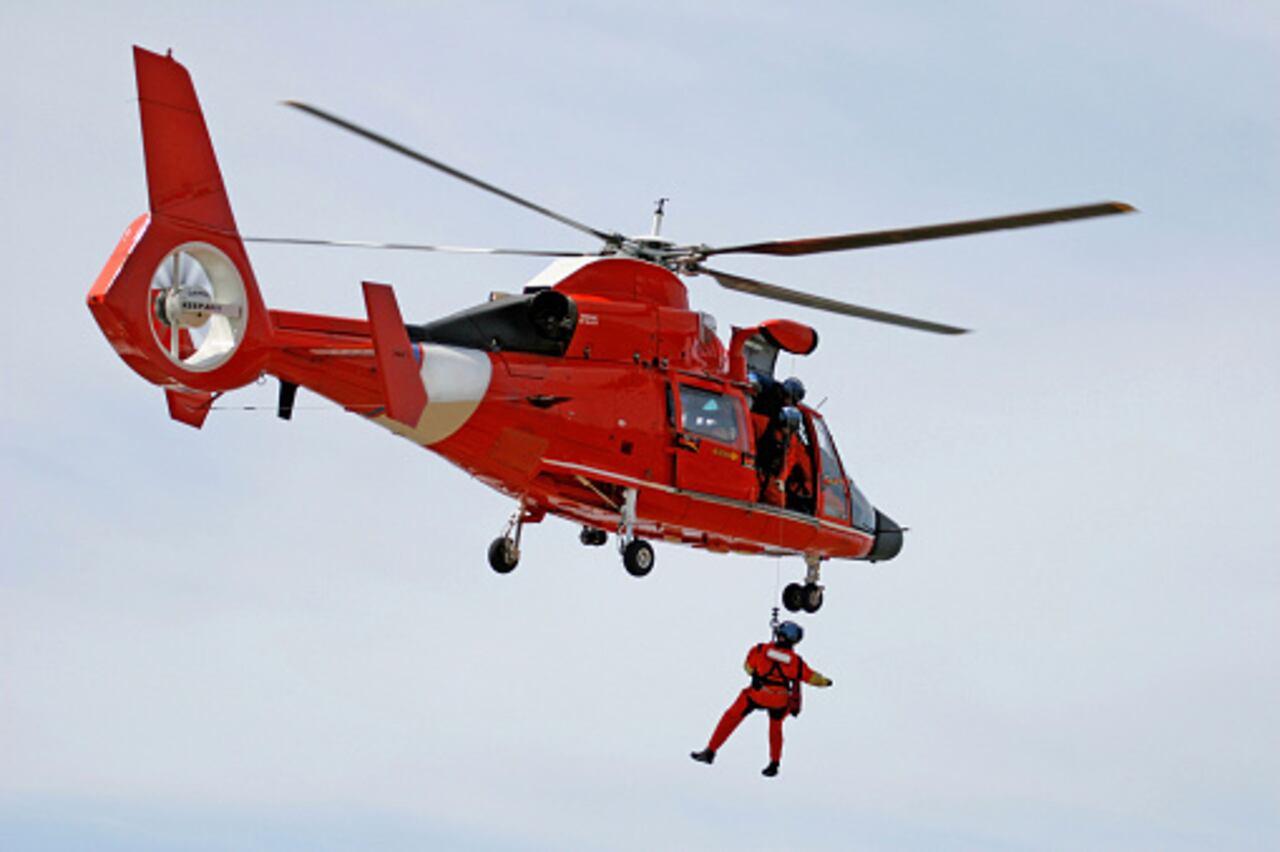 Inicialmente, se hizo presente un helicóptero Hércules de esa institución con varios uniformados. Tras el reinicio de las actividades en la zona, se dispuso de más personal con el propósito de dar con el paradero del pasajero.