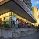 Los votantes hacen fila para obtener su boleta en el Edificio de Administración Robert J. Drewel en el campus del condado de Snohomsish, el lunes 2 de noviembre de 2020, en Everett, Washington. Foto: Andy Bronson / The Herald vía AP.