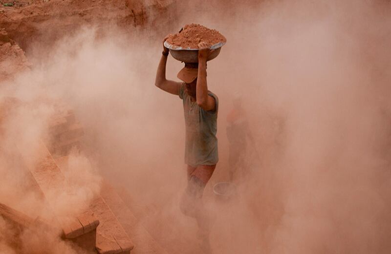 Trabajadores indios de una fábrica de ladrillos en la zona de Budgham. Las condiciones de trabajo no son las mejores, las jornadas son de 12 a 14 horas diarias y tienen una meta de más de 1.000 ladrillos al día que deben cumplir. 