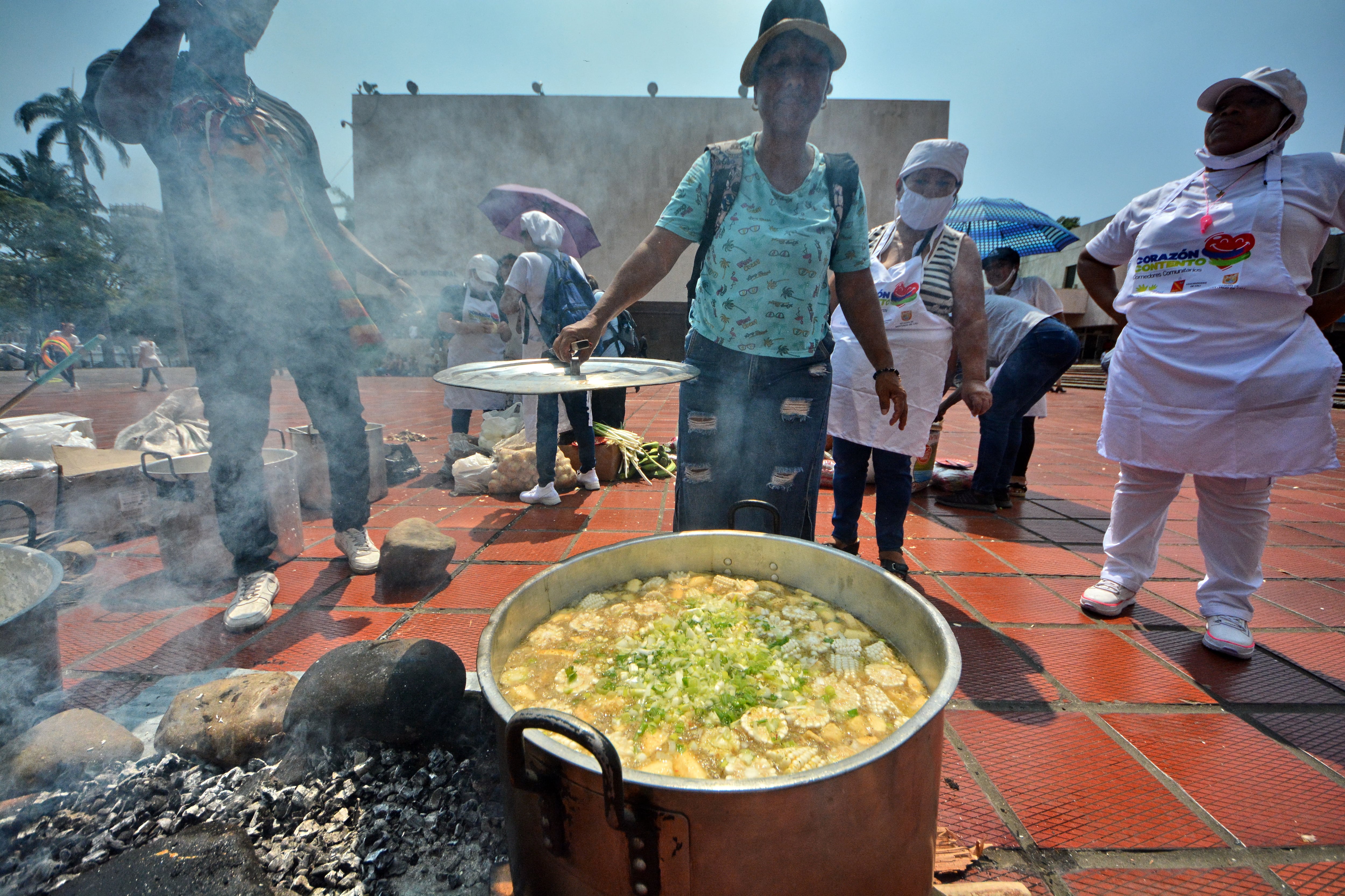 Más de 500 personas llegaron a realizar un plantón como protesta por el cierre de 400 comedores comunitarios, frente al CAM