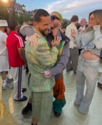 Maluma y J Balvin se reencontraron en desfile de Louis Vuitton.