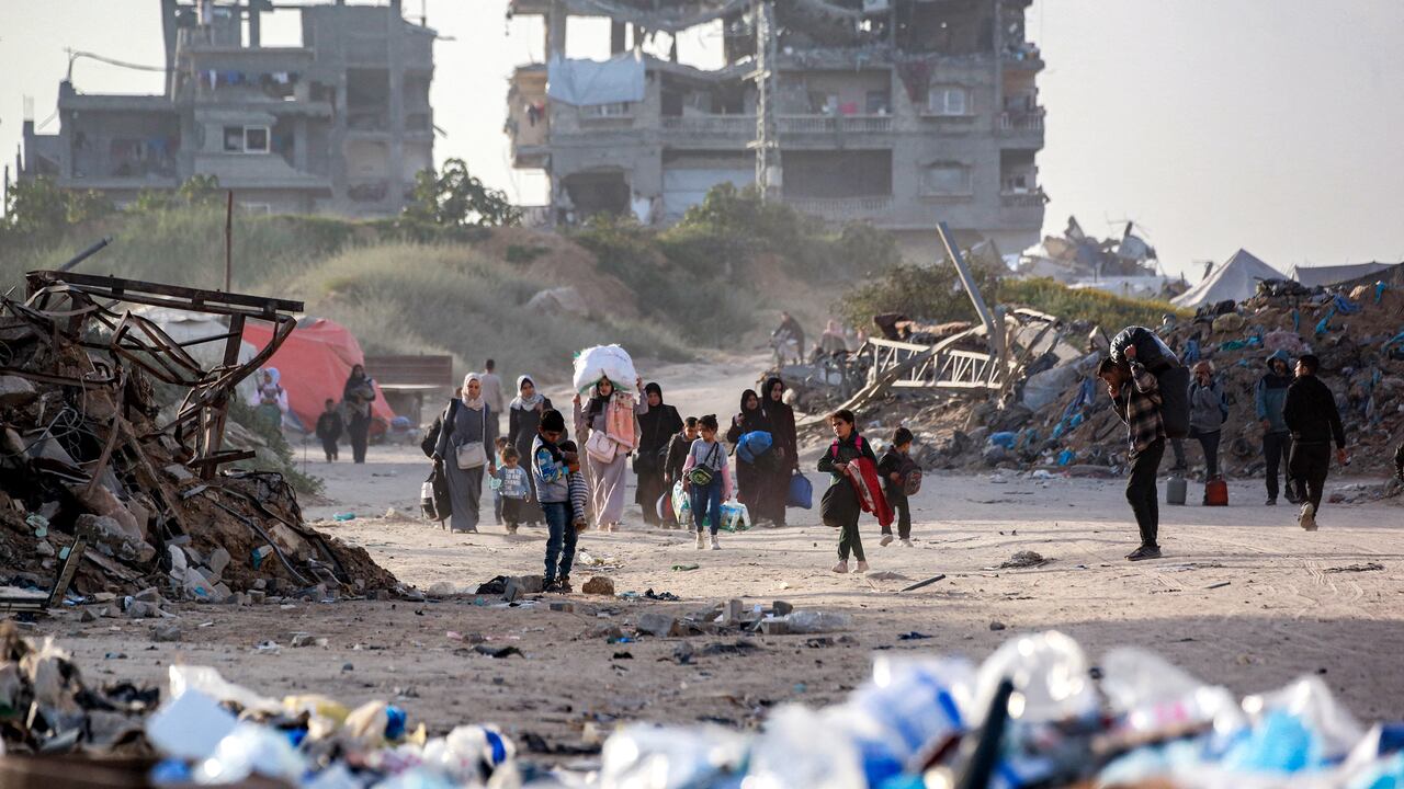 Desplazados en Gaza tras los bombardeos de Israel.