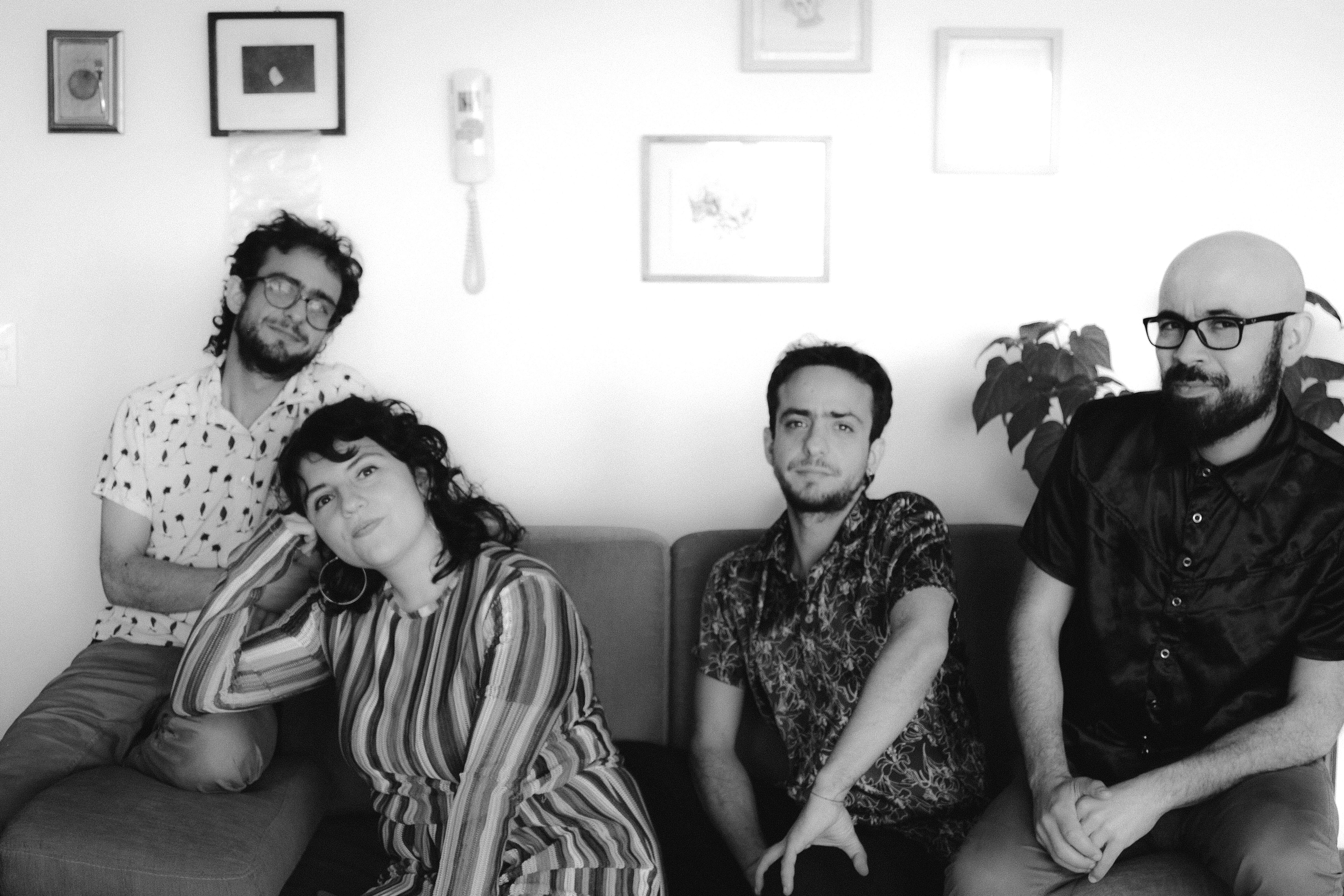 Marta rivera es Bibiana Rojas Gómez (composición, guitarra y voz), Santiago Rudas (batería), Mateo Rudas (bajo) y Alejandro Forero (teclados).