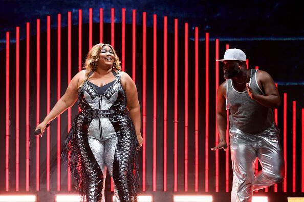 la demanda afirma que Lizzo presionó a sus bailarinas para que asistieran a un espectáculo sexual en el famoso Barrio Rojo de Ámsterdam