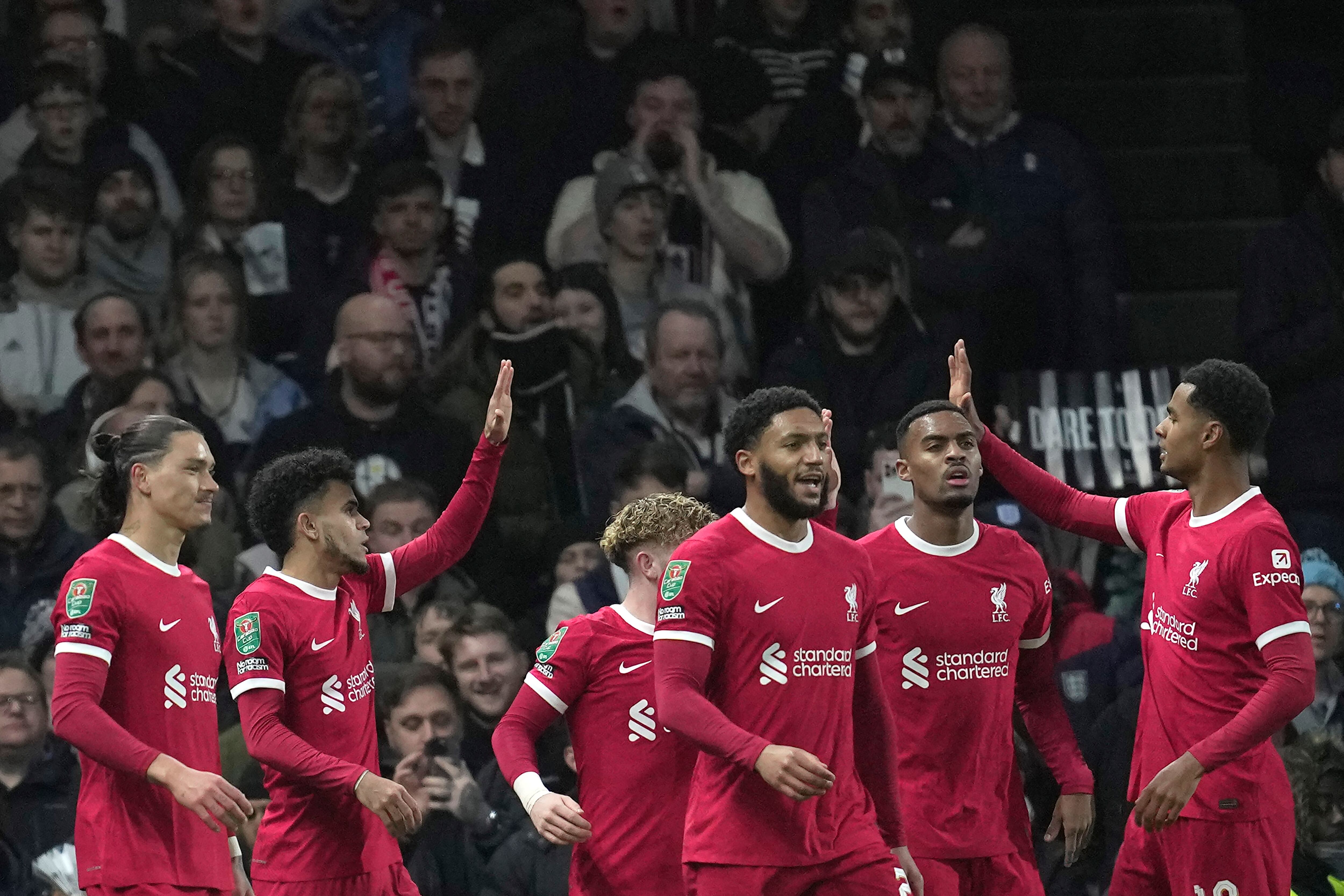 Luis Díaz, segundo por la izquierda, del Liverpool, celebra con sus compañeros después de anotar contra Fulham durante el partido de vuelta de las semifinales de la Copa de la Liga inglesa entre Fulham y Liverpool, en el estadio Craven Cottage de Londres, Inglaterra, el miércoles 24 de enero de 2024. (AP Foto/Kin Cheung)