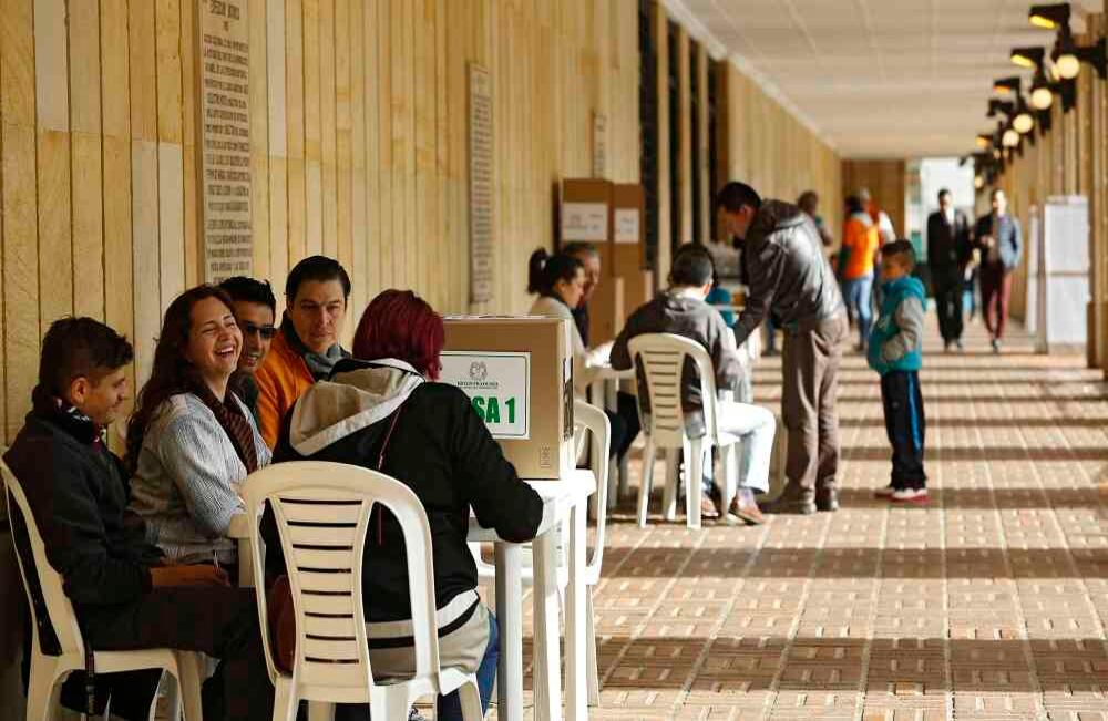 Poca asistencia de votantes, se aprecia en la Alcaldía, el domingo 19 de noviembre de 2017, durante la jornada electoral en la que el Partido Liberal escogerá su candidato único para las presidenciales de 2018, entre Humberto de la Calle Lombana y Juan Fernando Cristo  . Foto: Guillermo Torres / SEMANA