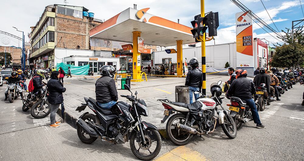   Para maximizar el combustible, fue necesario poner límites a las tanquedas. En la terminal de transporte hay muchas personas varadas.