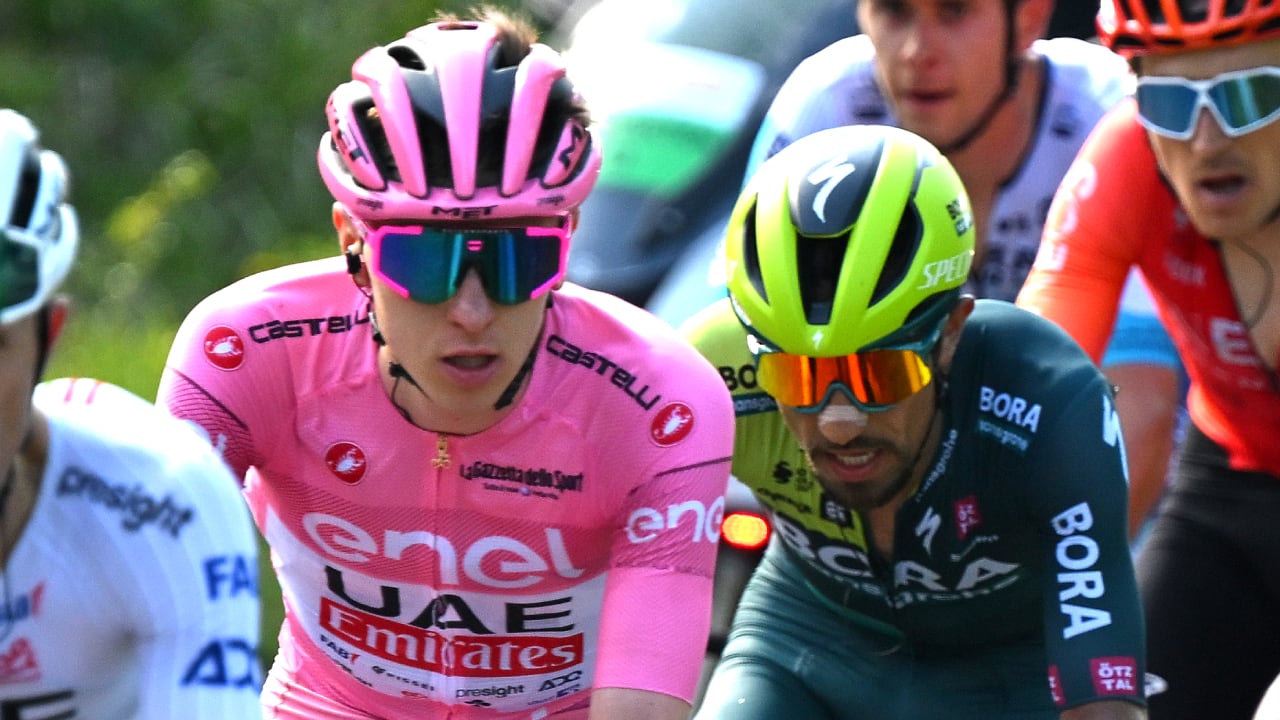 Daniel Martínez, a rueda de Tadej Pogacar en el Giro de Italia 2024