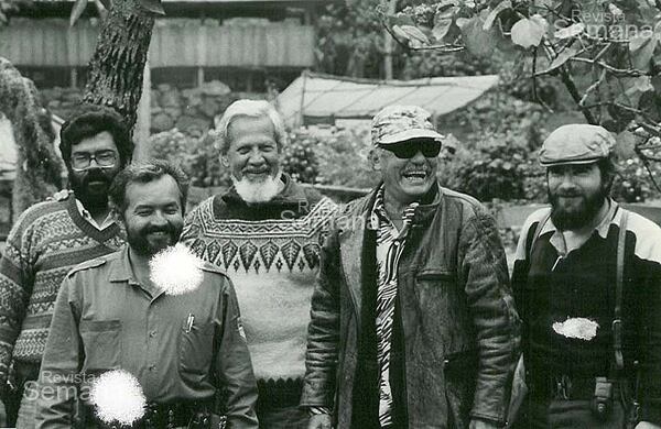 De izquierda a derecha se observa a Alfonso Cano, Raúl Reyes (muertos en los últimos cuatro años), una persona sin identificar, Jacobo Arenas y, a su lado, el actual jefe de las Farc, Timochenko.