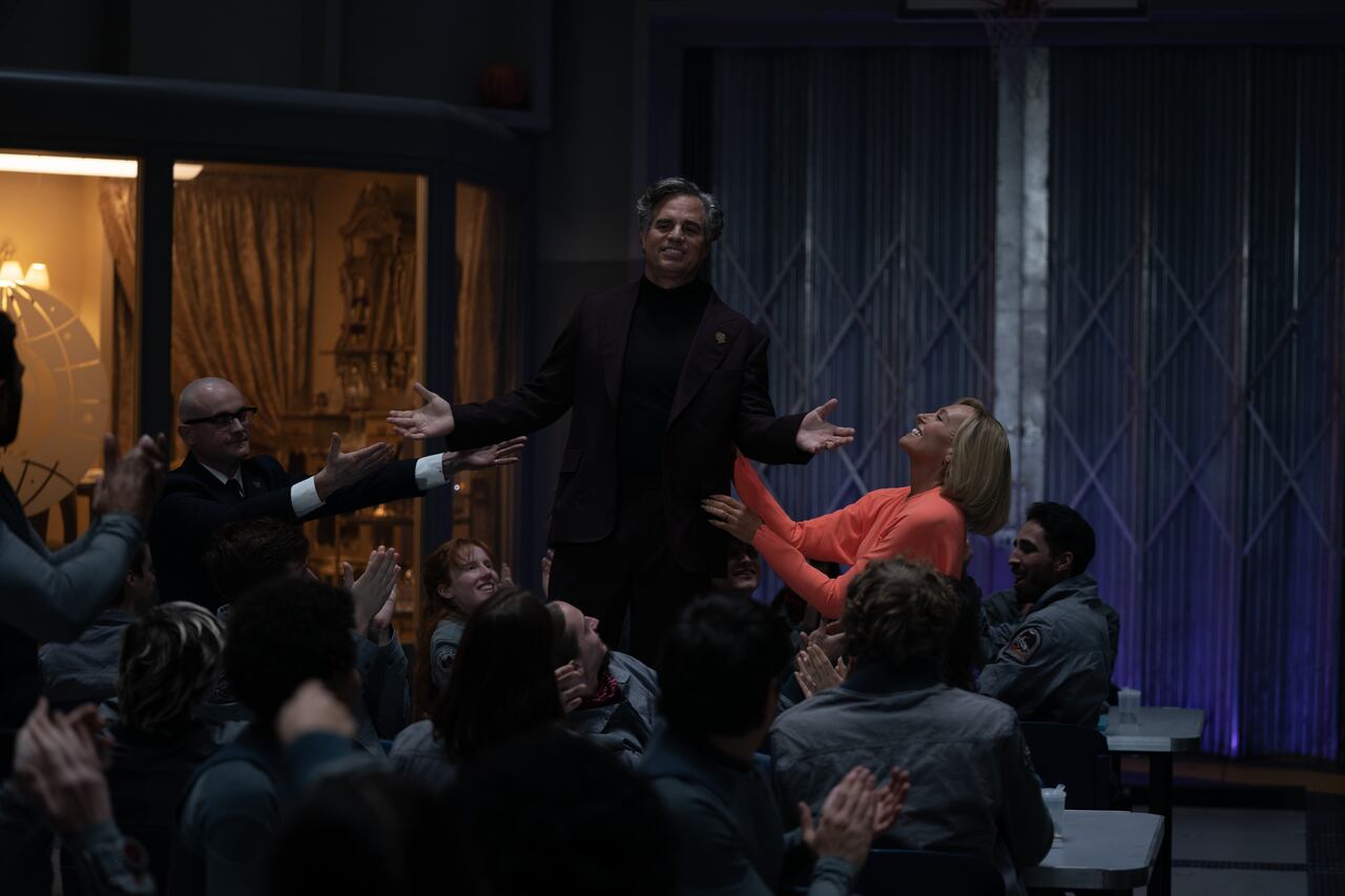 Mark Ruffalo (Kenneth Marshall) y Toni Colette (Ylfa) son la pareja de poder que comanda la parada en la misión de exploración.