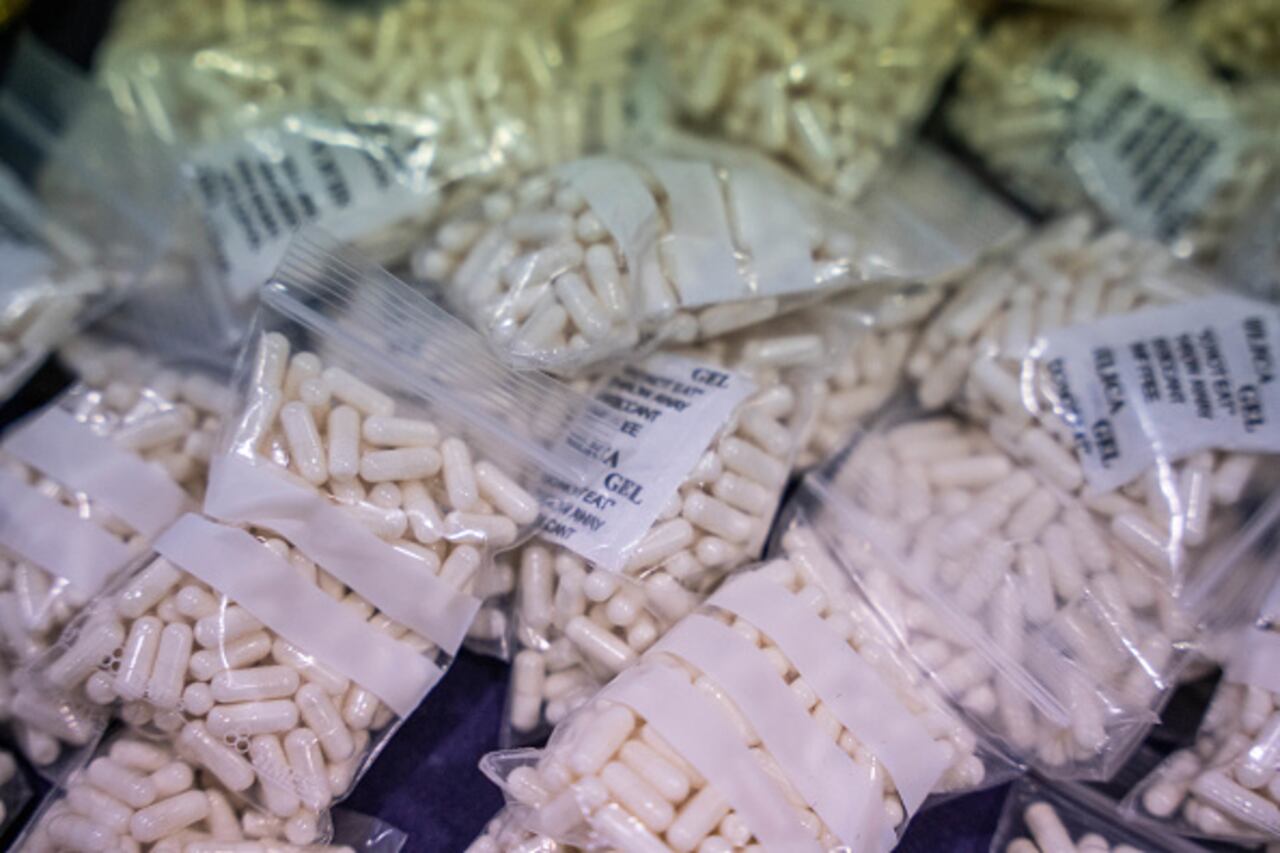 En febrero, la Universidad de California en Los Ángeles anunció que sus investigadores habían encontrado que 68% de las 40 farmacias mexicanas que visitaron en cuatro ciudades del norte de México vendían Oxicodona, Xanax o Adderall, y que el 27% de esas farmacias vendían píldoras falsas.