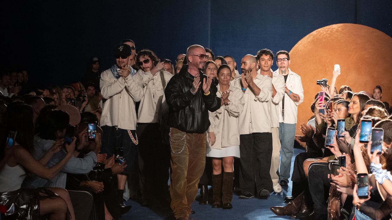 Pasarela ‘Artisan Gang in the City’ de Vélez junto a J Balvin durante la edición número 37 de Colombiamoda.