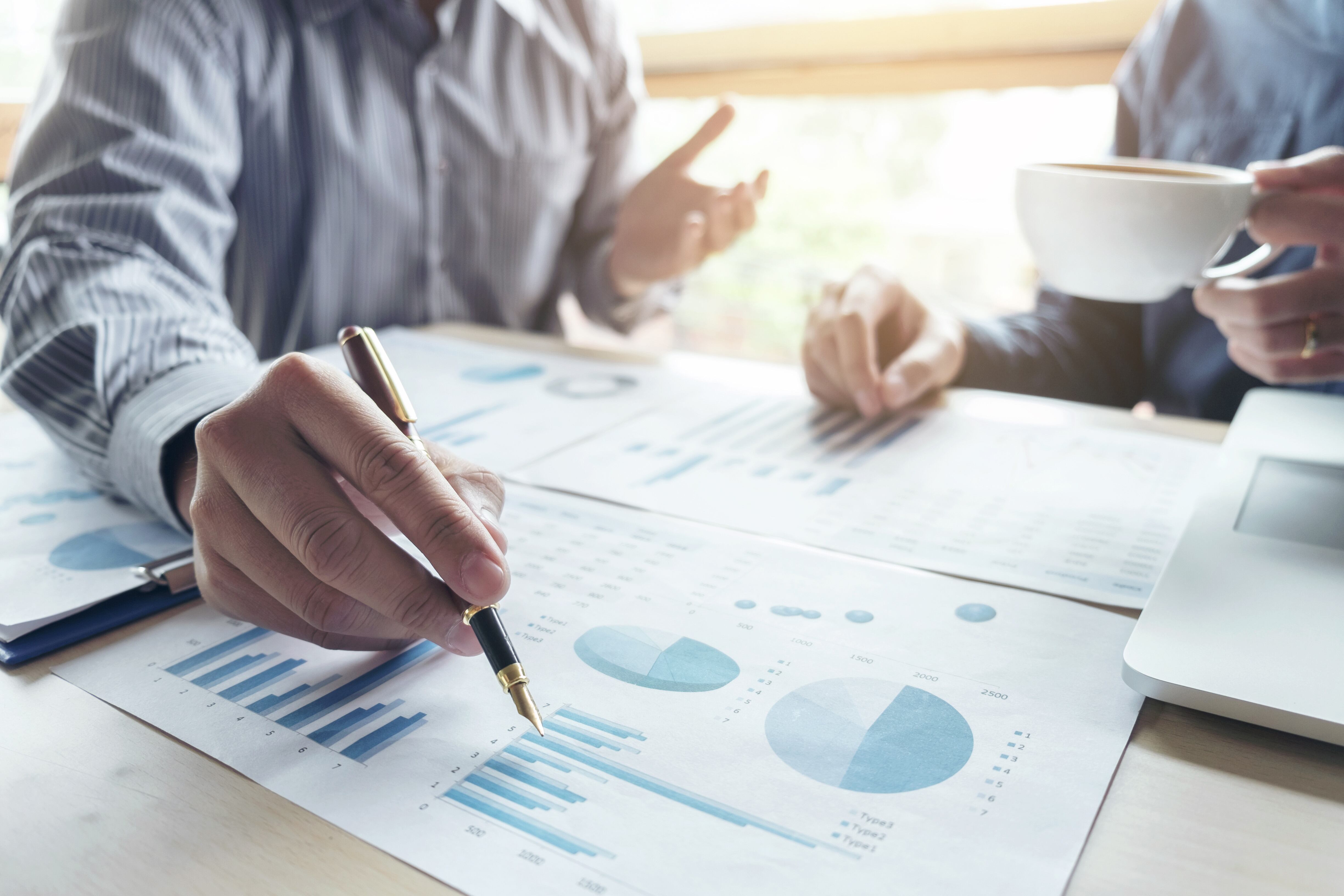 Dos hombres de negocios o contadores trabajando Inversión financiera, escribiendo informes Analizando el crecimiento del negocio y del mercado y señalando el gráfico de datos de documentos financieros, Contabilidad, Económico, comercial.