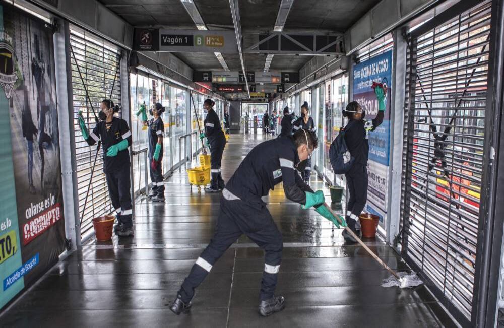 TransMilenio indicó que varios de los servicios han sido modificados, con el fin de generar más frecuencias entre los articulados y que los usuarios puedan viajar con más espacios libres dentro de los buses. Juan Carlos Sierra-SEMANA