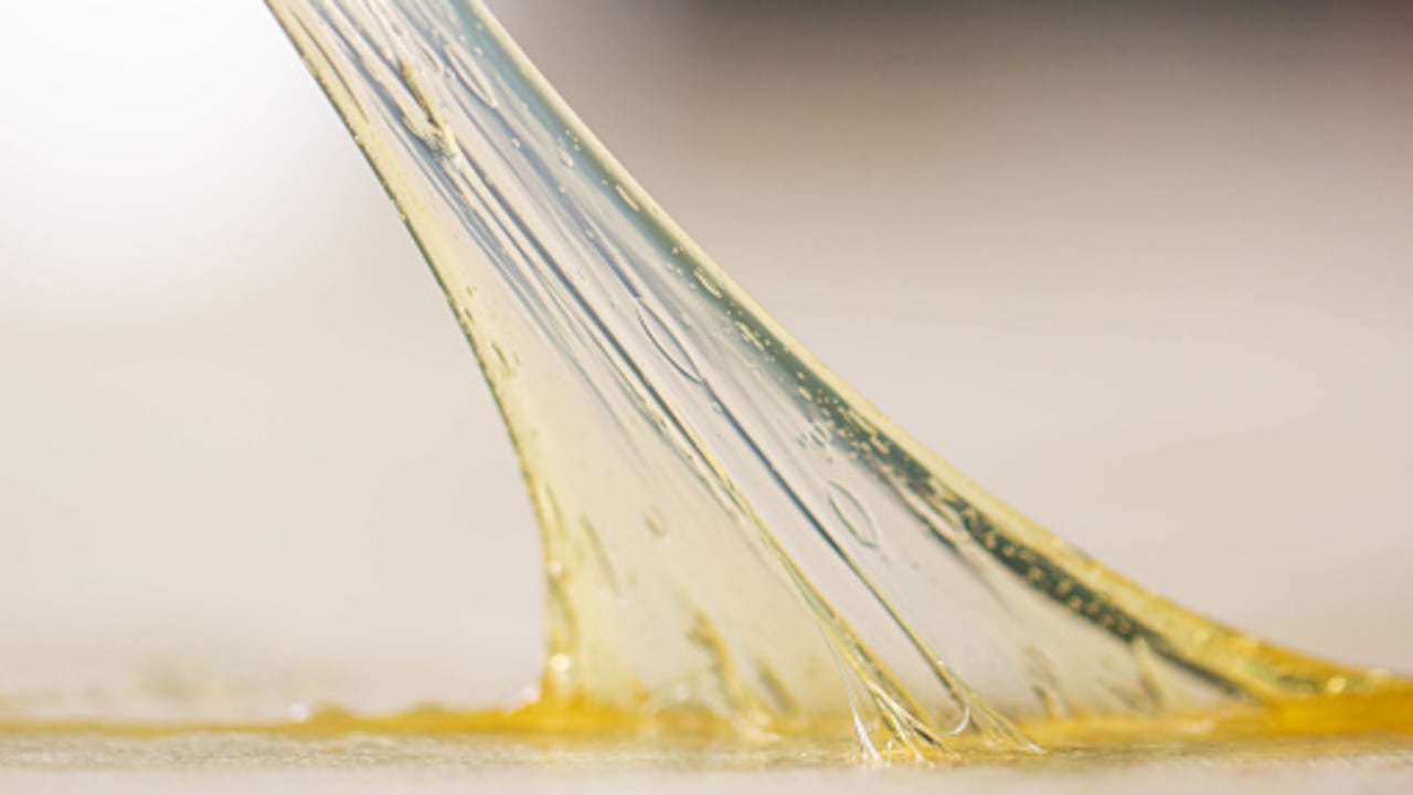 El pegamento es una sustancia difícil de eliminar.