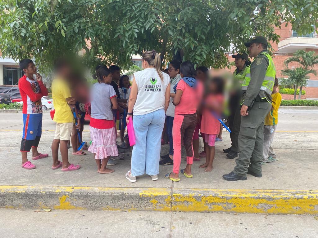 ICBF en el lugar donde acostumbran a estar los niños, pidiendo monedas o vendiendo dulces