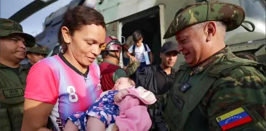 Diosdado Cabello recibiendo a desplazados colombianos en la frontera