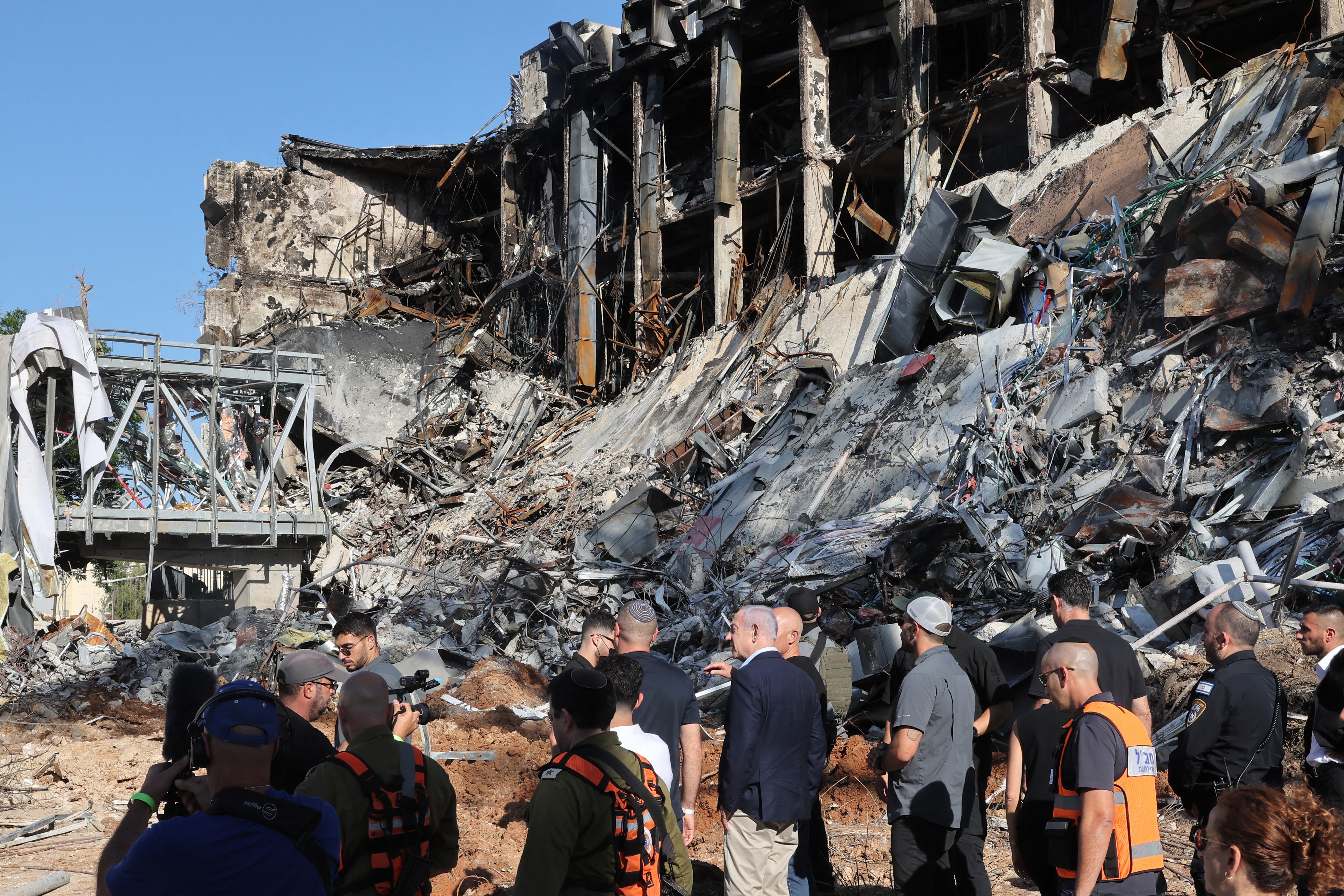 El primer ministro israelí, Benjamin Netanyahu, visita el sitio del Instituto de Ciencias Weizmann, que fue alcanzado por un bombardeo de misiles iraníes.