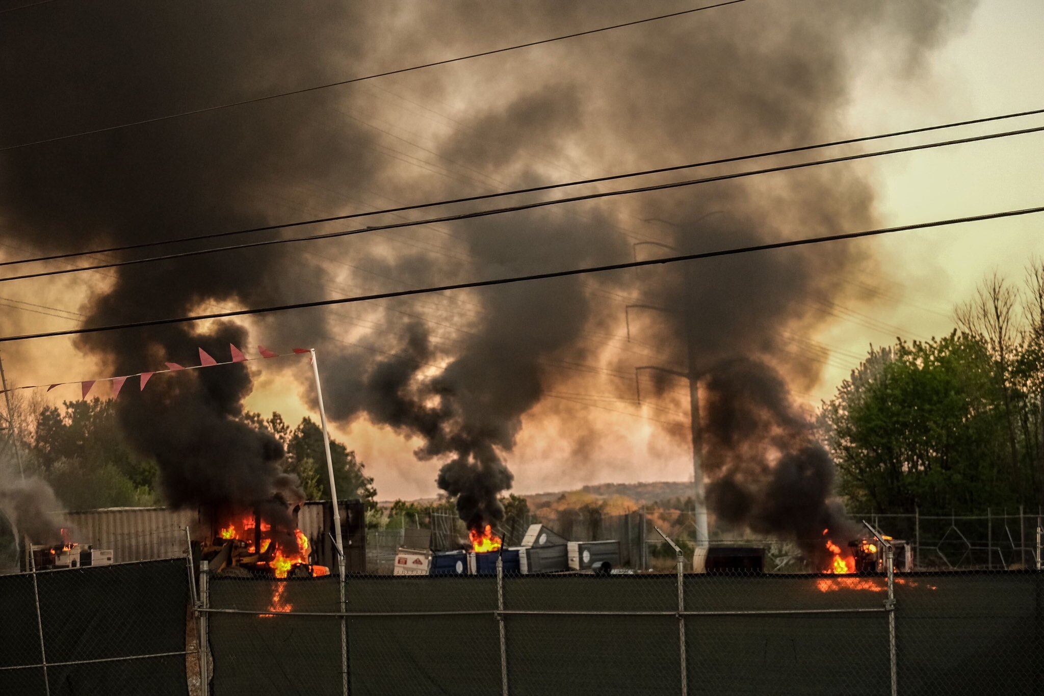 Las autoridades destacaron que los acusados participaron de un festival cercano al lugar y luego “se vistieron de negro, entraron al sitio de construcción y comenzaron a arrojar piedras, ladrillos, cócteles molotov y fuegos artificiales contra los policías”.